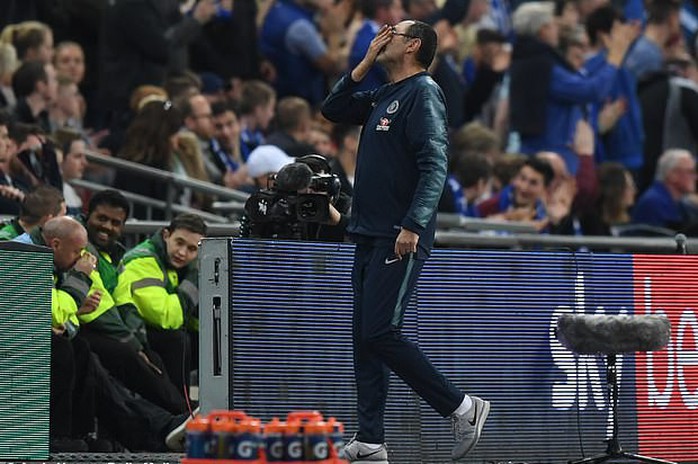 Thủ môn Chelsea chống lệnh, HLV Sarri giận sôi máu - Ảnh 6.