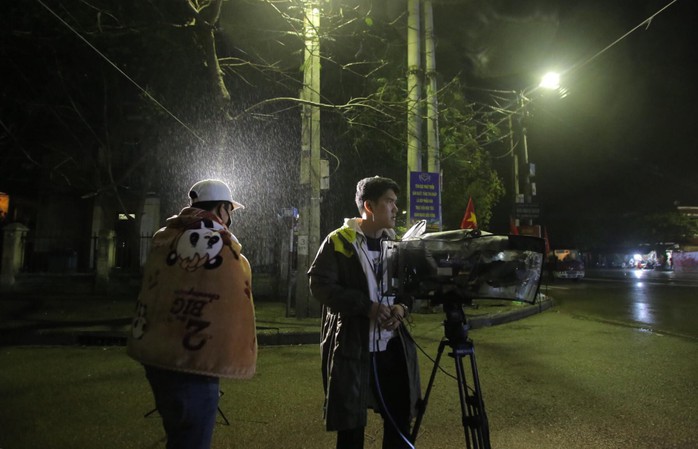 Dựng rạp cho phóng viên trú mưa qua đêm chờ đón Chủ tịch Kim Jong-un tại Đồng Đăng - Ảnh 3.