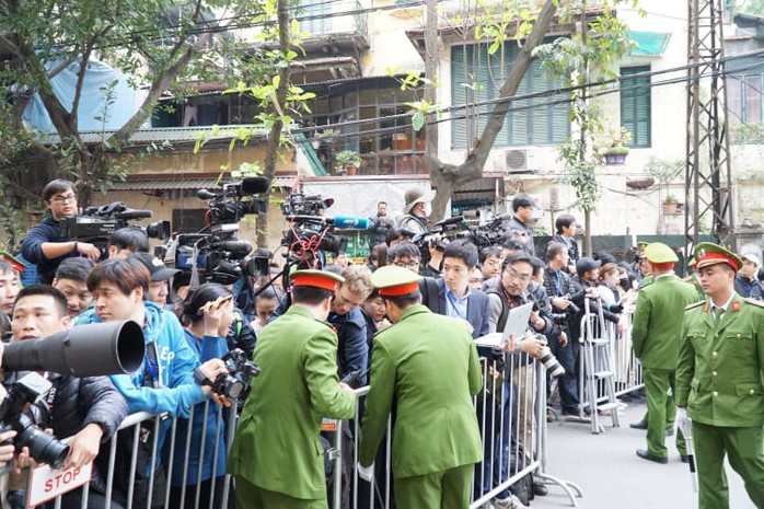 Clip đoàn xe hộ tống Chủ tịch Kim Jong-un thăm Đại sứ quán Triều Tiên - Ảnh 7.