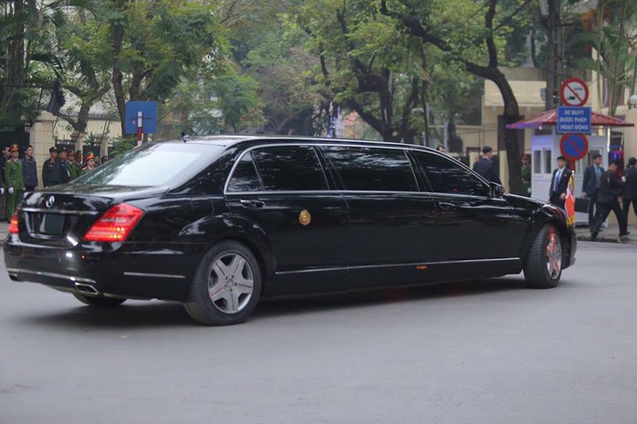 Clip đoàn xe hộ tống Chủ tịch Kim Jong-un thăm Đại sứ quán Triều Tiên - Ảnh 3.