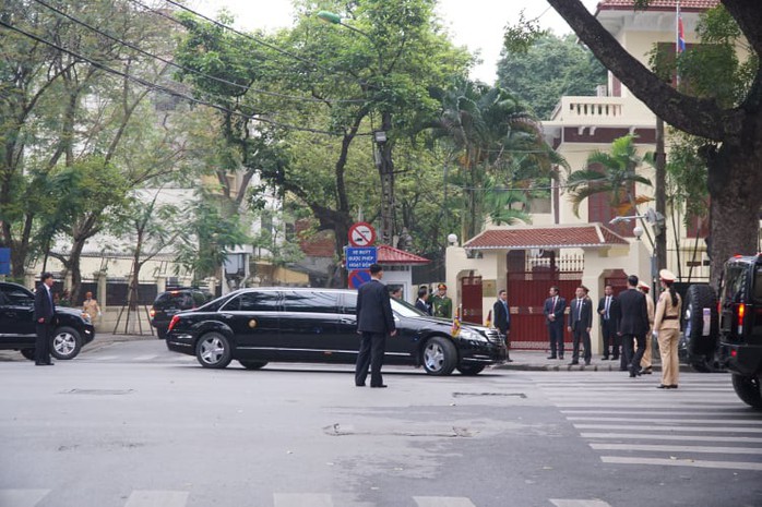 Clip đoàn xe hộ tống Chủ tịch Kim Jong-un thăm Đại sứ quán Triều Tiên - Ảnh 2.