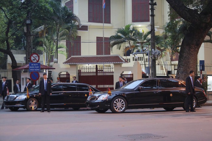 Clip đoàn xe hộ tống Chủ tịch Kim Jong-un thăm Đại sứ quán Triều Tiên - Ảnh 4.
