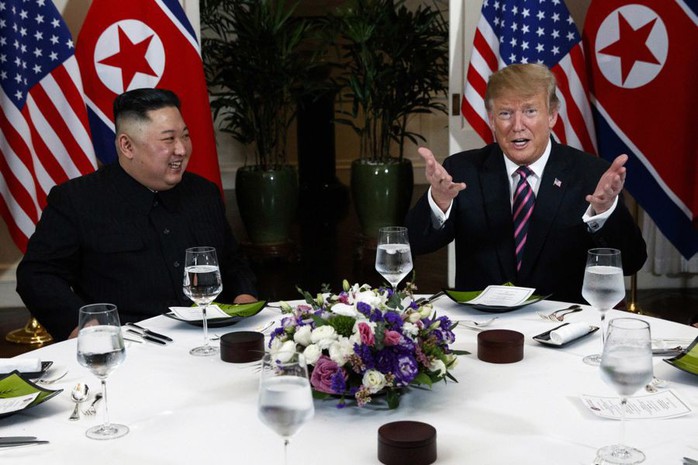 Hội ngộ tại Hà Nội: Hai ông Trump và Kim bắt tay thân tình, trò chuyện cởi mở - Ảnh 13.