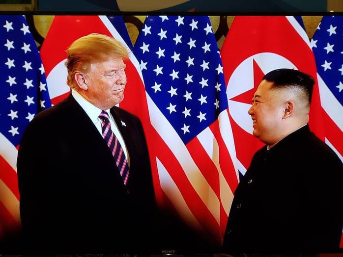 Hội ngộ tại Hà Nội: Hai ông Trump và Kim bắt tay thân tình, trò chuyện cởi mở - Ảnh 5.