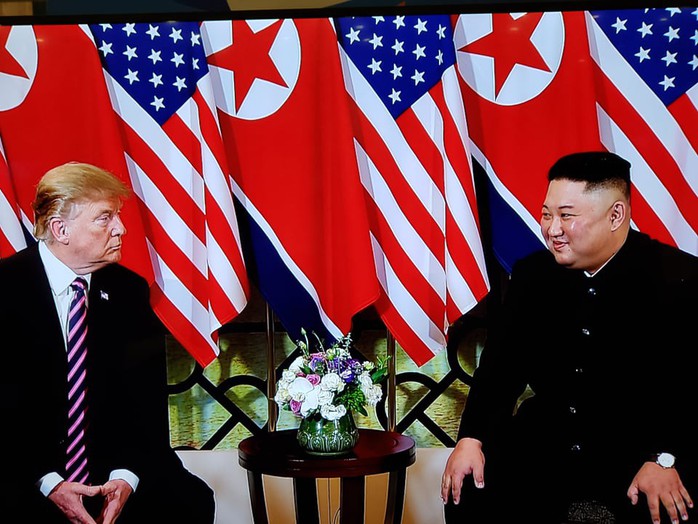 Hội ngộ tại Hà Nội: Hai ông Trump và Kim bắt tay thân tình, trò chuyện cởi mở - Ảnh 8.