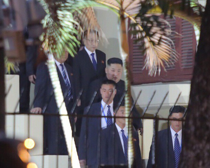 Clip đoàn xe hộ tống Chủ tịch Kim Jong-un thăm Đại sứ quán Triều Tiên - Ảnh 1.