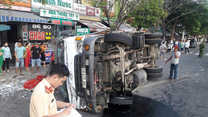 Xe tải mất lái lật ngang, 2 tấn cá bánh lái tràn xuống đường - Ảnh 4.