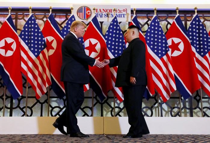 Hội ngộ tại Hà Nội: Hai ông Trump và Kim bắt tay thân tình, trò chuyện cởi mở - Ảnh 3.