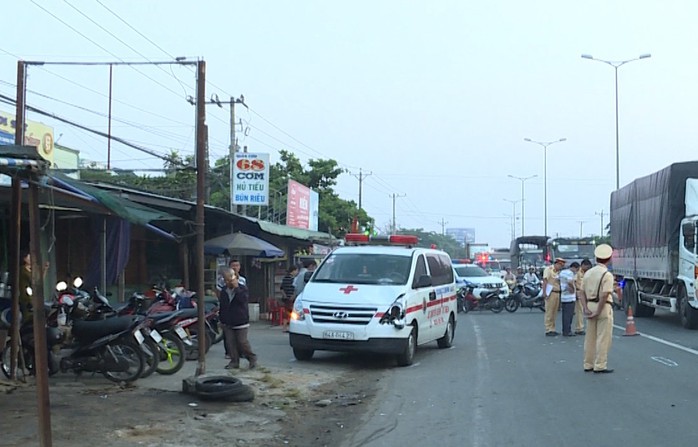 Người đàn ông bị xe cấp cứu tông văng 20 m, tử vong tại chỗ - Ảnh 1. Người đàn ông bị xe cấp cứu tông văng 20 m, tử vong tại chỗ - Ảnh 1.
