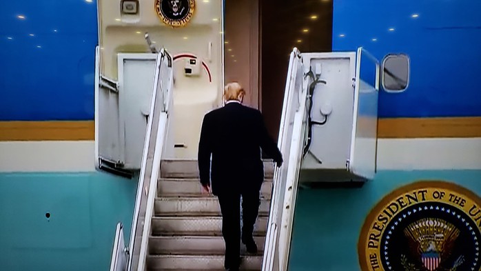 Tổng thống Trump rời Việt Nam - Ảnh 2.