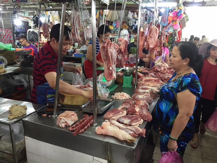 Giá thực phẩm ở chợ lẻ tăng chóng mặt sáng 30 Tết - Ảnh 2.