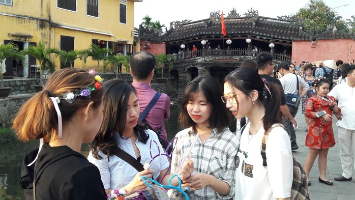 Đông nghịt du khách quốc tế đổ về phố cổ Hội An đón tết Kỷ Hợi 2019 - Ảnh 15.