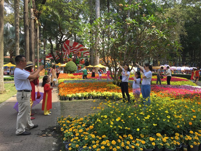 Người dân TP HCM và du khách ùn ùn check in Hội hoa Xuân Tao Đàn mùng 1 Tết - Ảnh 2.