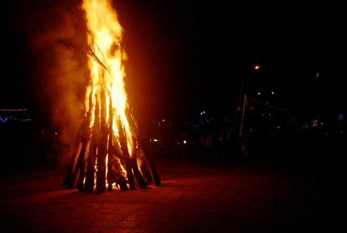 Độc đáo tục xin lửa đêm giao thừa ở ngôi làng cổ gần 400 năm - Ảnh 5.