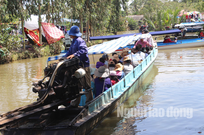 Mùng 2 Tết, khách hành hương đổ xô đến ngôi chùa có tượng Phật Bà cao nhất miền Tây - Ảnh 13.