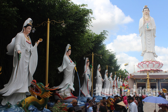 Mùng 2 Tết, khách hành hương đổ xô đến ngôi chùa có tượng Phật Bà cao nhất miền Tây - Ảnh 3.