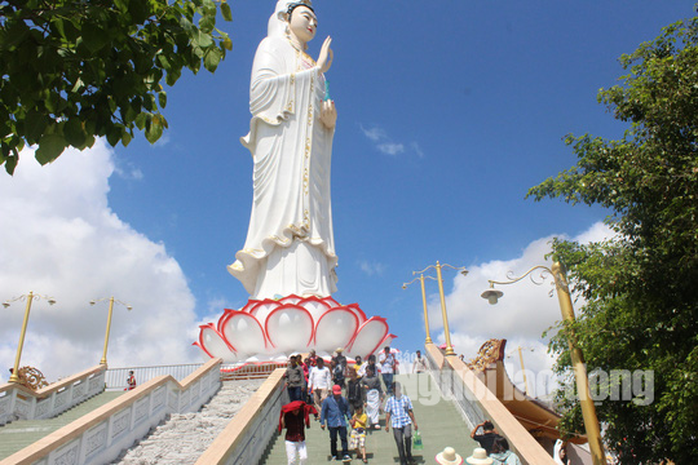 Mùng 2 Tết, khách hành hương đổ xô đến ngôi chùa có tượng Phật Bà cao nhất miền Tây - Ảnh 6.
