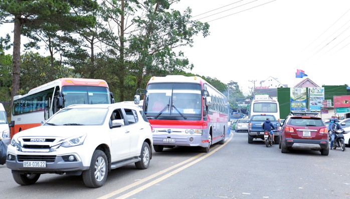 Du khách ùn ùn kéo về Đà Lạt du xuân Kỷ Hợi 2019 - Ảnh 1.