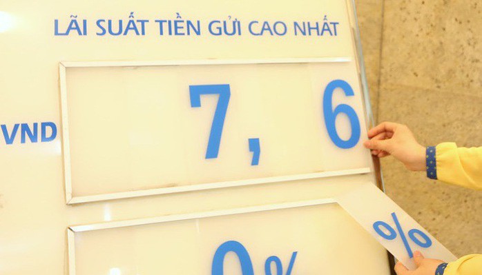 Ngân hàng lớn rục rịch giảm lãi suất huy động VND - Ảnh 1. Ngân hàng lớn rục rịch giảm lãi suất huy động VND - Ảnh 1.