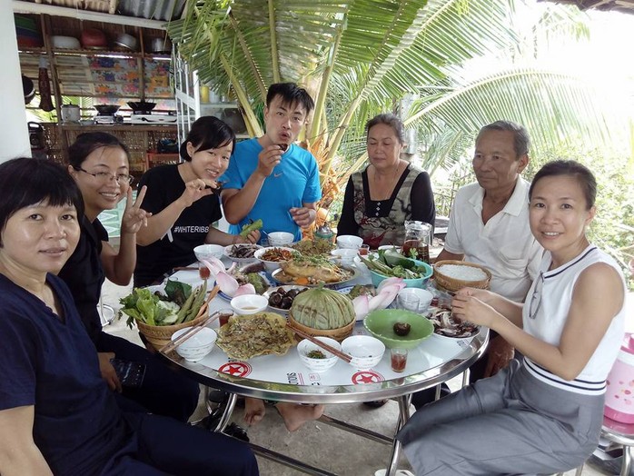 Du khách ùn ùn kéo đến Tràm Chim tham quan, nghỉ dưỡng trong dịp Tết - Ảnh 5.