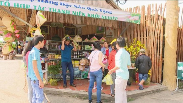 Du khách ùn ùn kéo đến Tràm Chim tham quan, nghỉ dưỡng trong dịp Tết - Ảnh 13.