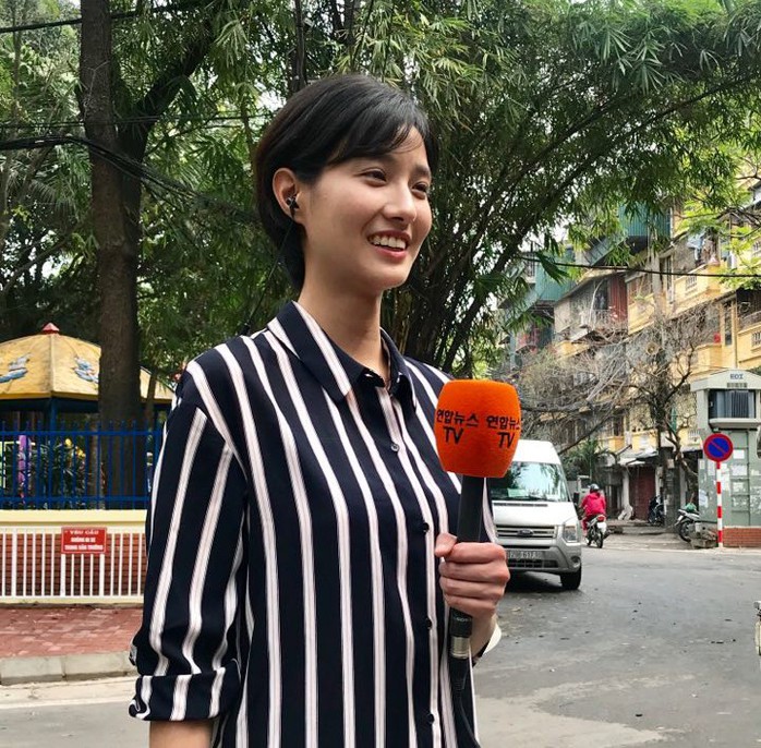 Nữ phóng viên truyền hình Hàn Quốc tác nghiệp tại Trường Mẫu giáo Việt-Triều - Ảnh 3.