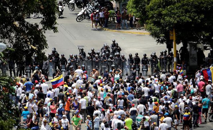 Mất điện sang ngày thứ ba, biểu tình lớn chực chờ Venezuela  - Ảnh 3.