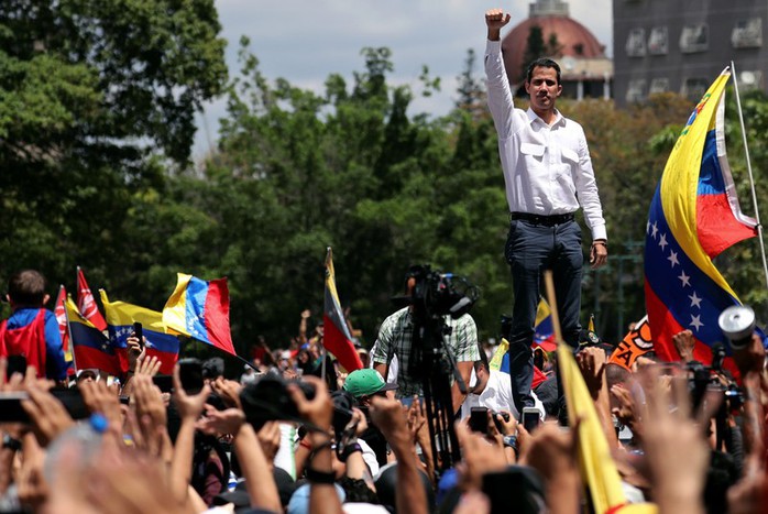 Mất điện sang ngày thứ ba, biểu tình lớn chực chờ Venezuela  - Ảnh 2.