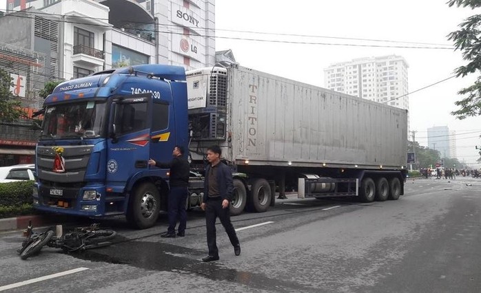 Xe container lao sang đường ngược chiều, người đi xe máy chết thảm - Ảnh 2.