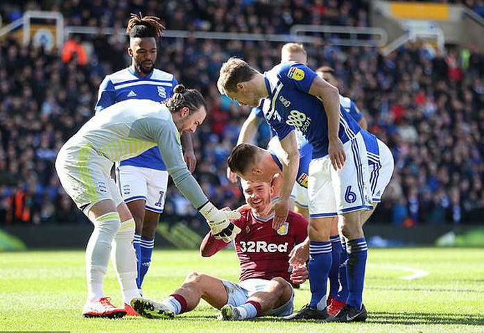 Sốc với cảnh fan cuồng tấn công thủ quân Aston Villa trên sân - Ảnh 8.