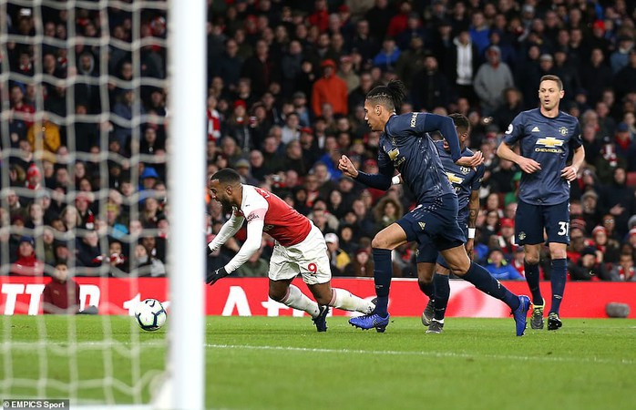 Man United gục ngã trước Arsenal, CĐV tấn công cầu thủ - Ảnh 6.