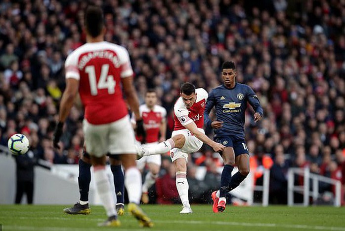 Man United gục ngã trước Arsenal, CĐV tấn công cầu thủ - Ảnh 4.