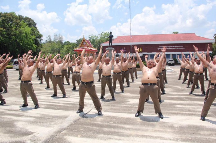 Thái Lan: Lười, ăn nhiều, cảnh sát bị gửi đi trại huấn luyện - Ảnh 2.