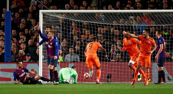 Ronaldo gọi, Messi trả lời với dấu giày trong 4 bàn của Barcelona - Ảnh 5.