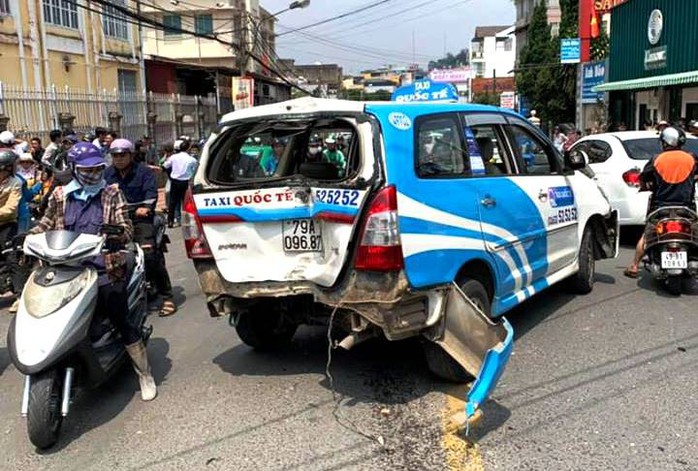 Thanh niên nghi ngáo đá gây tai nạn liên hoàn trên phố Đà Lạt - Ảnh 3.