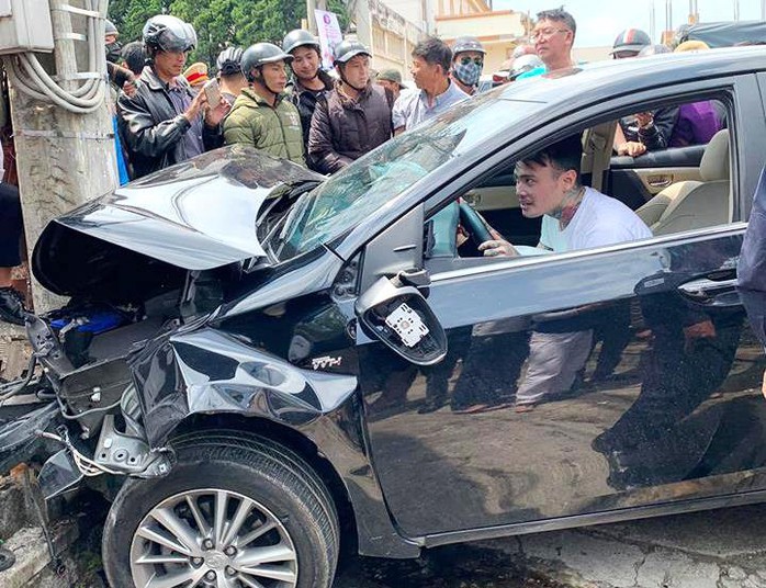 Thanh niên nghi ngáo đá gây tai nạn liên hoàn trên phố Đà Lạt - Ảnh 2.