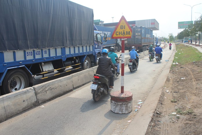 Nỗi lo dải phân cách bê-tông - Ảnh 1.