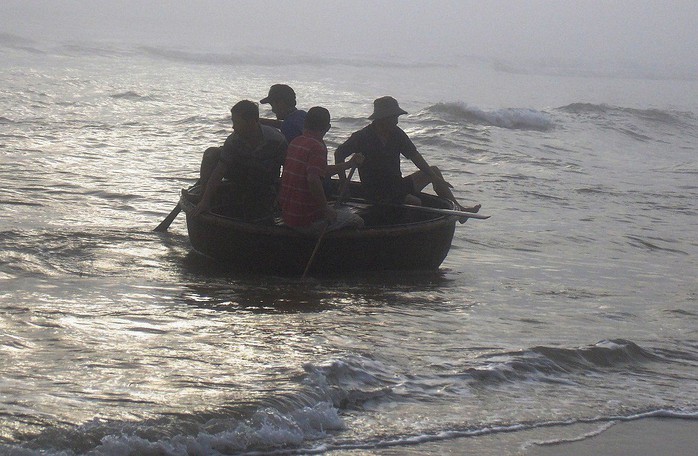 Quảng Nam: Vớt thuyền thúng, một ngư dân thiệt mạng - Ảnh 1.