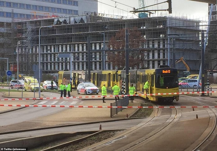 Xả súng trên tàu điện ở Hà Lan nghi khủng bố, nghi phạm đã bỏ trốn - Ảnh 1.