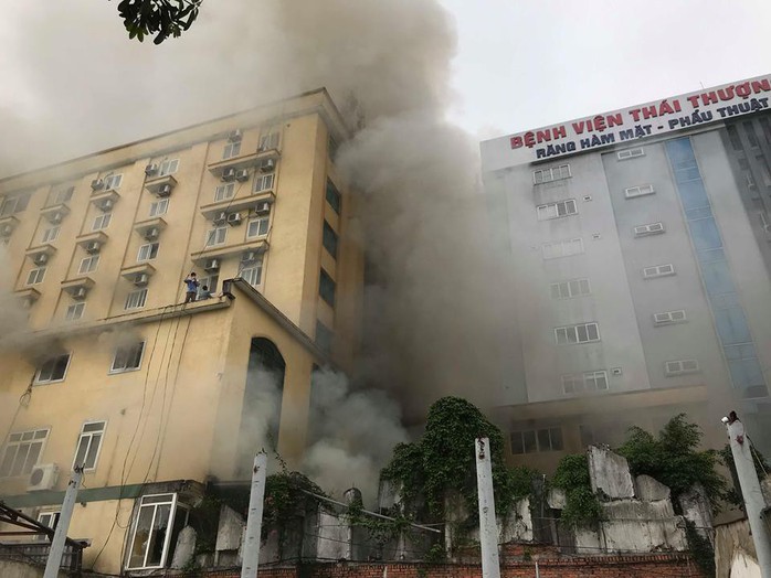 Cháy tổ hợp khách sạn, nhà hàng và quán bar sát bệnh viện: Phát hiện 1 phụ nữ  tử vong - Ảnh 1.