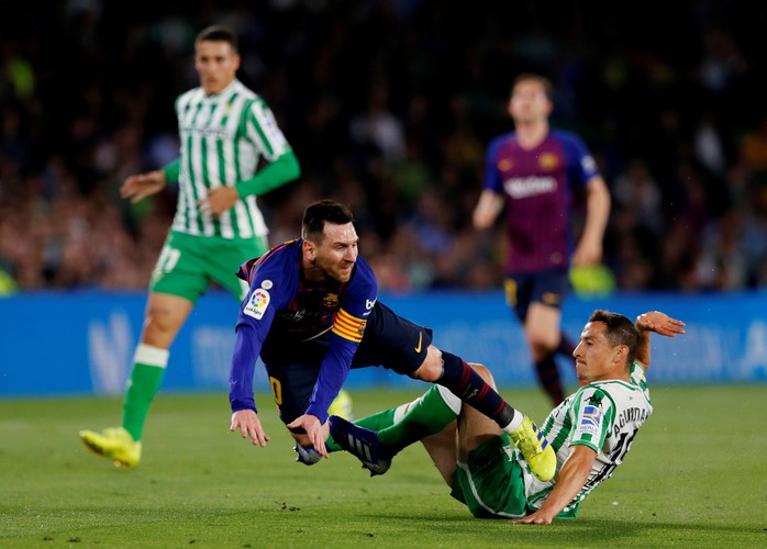 Báo chí trao cúp sớm cho Barcelona, CĐV Betis mừng Messi phá lưới đội nhà - Ảnh 3.