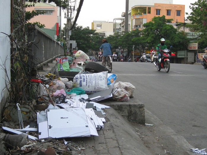 Nạn xả rác bừa bãi: Làm sao dẹp bỏ?: Chìa khóa vạn năng: Giáo dục và pháp luật - Ảnh 1.