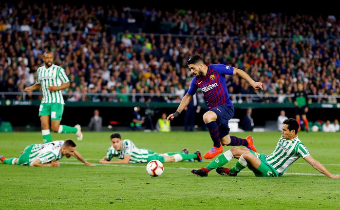 Báo chí trao cúp sớm cho Barcelona, CĐV Betis mừng Messi phá lưới đội nhà - Ảnh 7.