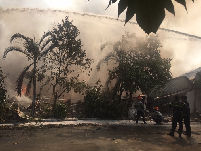 Cháy lớn ở Tây Ninh, khói lửa cuồn cuộn  - Ảnh 3.
