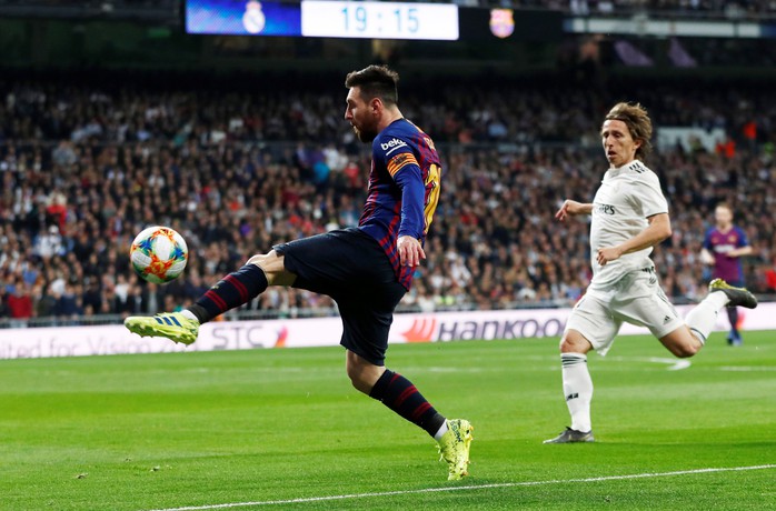 Barcelona châm biếm: Cách để Quả bóng vàng Modric ngăn chặn Messi - Ảnh 3.