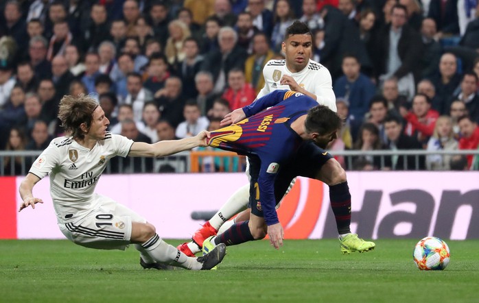 Barcelona châm biếm: Cách để Quả bóng vàng Modric ngăn chặn Messi - Ảnh 2.