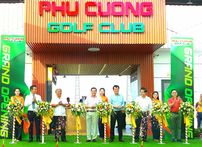 Cư dân đảo nhân tạo đầu tiên ở miền Tây phát cuồng với sân golf mới lạ - Ảnh 2.