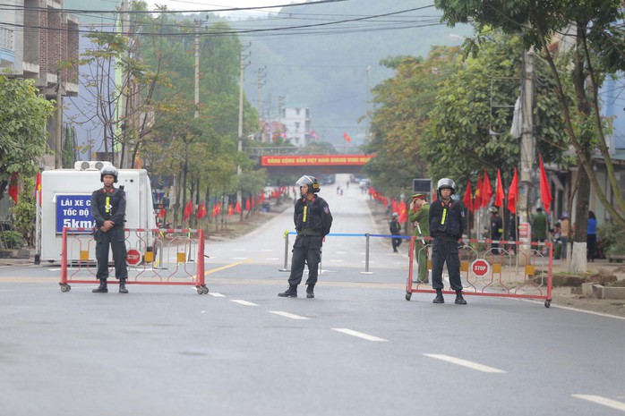Cận cảnh dàn xe bọc thép tại ga Đồng Đăng trước giờ Chủ tịch Kim Jong-un rời Việt Nam - Ảnh 2.