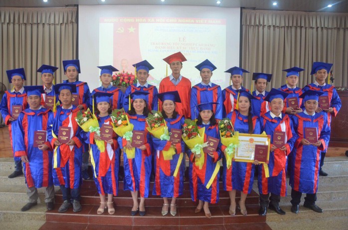 Trao bằng danh hiệu kỹ sư thực hành cho 45 học viên ở Quảng Ngãi - Ảnh 1.