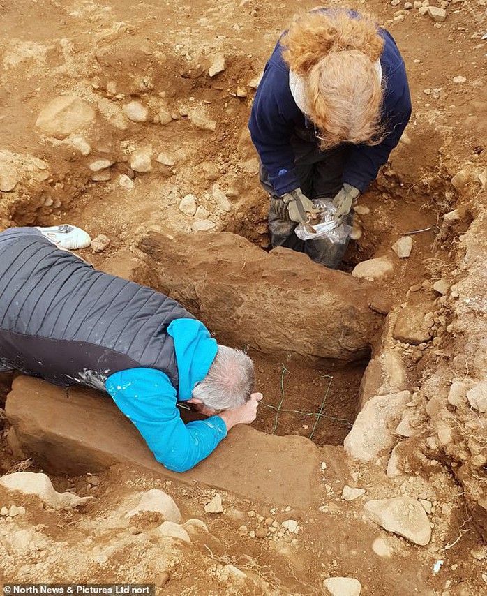 Đặt ống nước, vô tình mở cửa mộ cổ 4.000 năm - Ảnh 1.